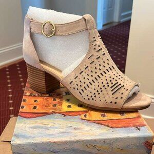 Women's Block Heeled Cutout Sandal with Back Zipper - Bella Vita Finn size 11